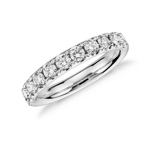 Обручальное кольцо с бриллиантовой дорожкой
