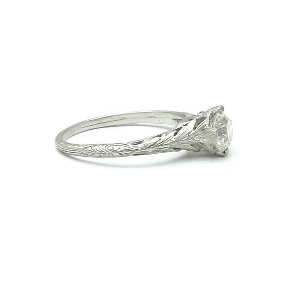 Помолвочное кольцо  с бриллиантом